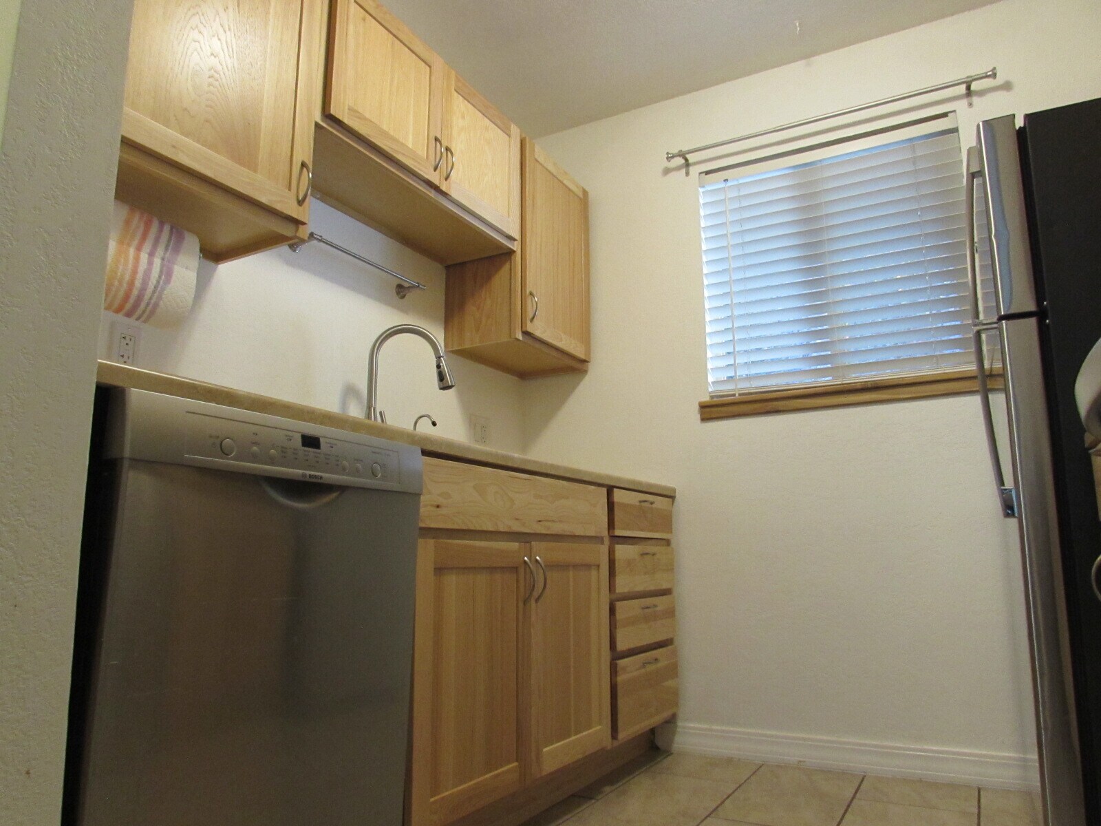 Building Photo - 3150 Lakeside Dr