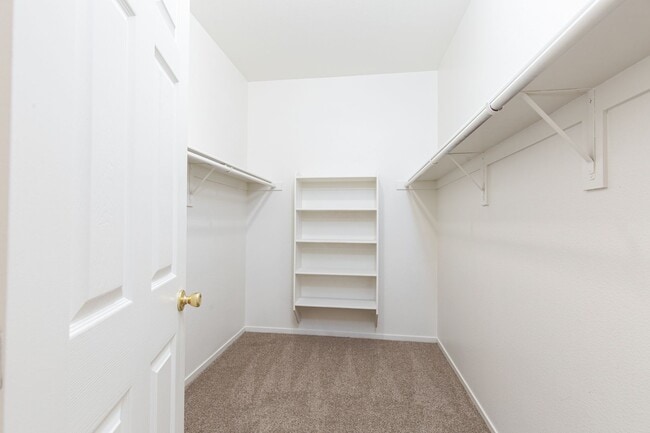 Building Photo - Enormous second story unit in upscale gated Summerlin community