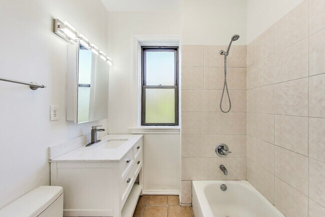 Building Photo - 2164 N Oakley Ave