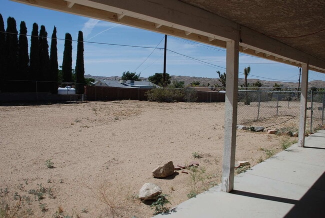 Building Photo - 3 Bedroom Home, garage, fenced yard.