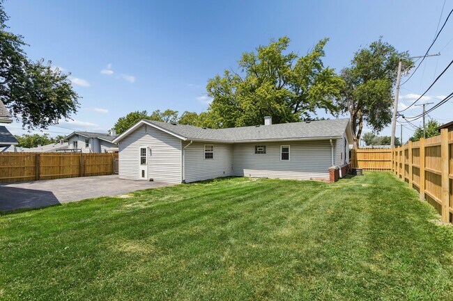 Building Photo - 1023 Highland Ave