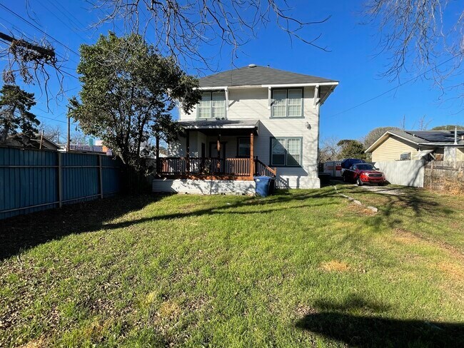 Building Photo - 102 Bailey Ave