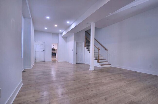 Building Photo - 1327 Reddour St