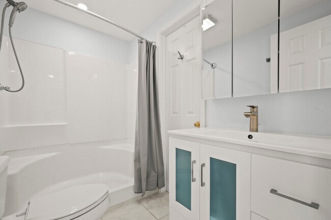 Building Photo - 400 Wilma Cir