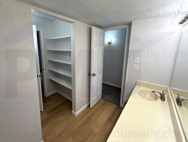 Building Photo - AVAILABLE NOW!!! Charming 2-bedroom, 1-bathroom duplex located in the vibrant city of Dallas
