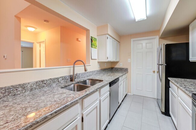 Building Photo - Beautiful 2-Bedroom 2-Bathroom Condo with ...