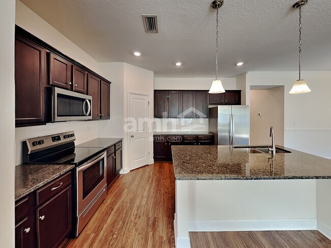 Building Photo - 511 Pine Terrace Dr