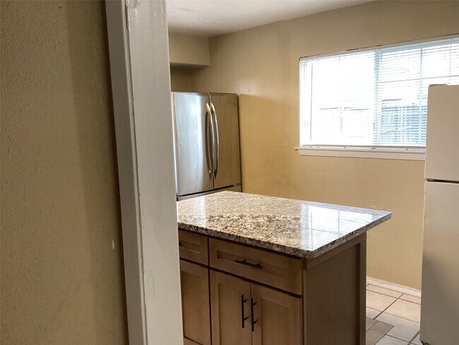 Building Photo - 15831 Bazelbriar Ln