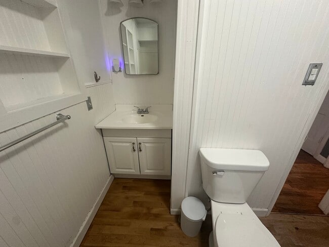 Building Photo - Charming 2 bedroom, 1 bath on a corner lot with large fenced backyard.