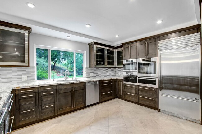 Building Photo - Rent this Beautiful 5 BEDROOM HOME NOW!