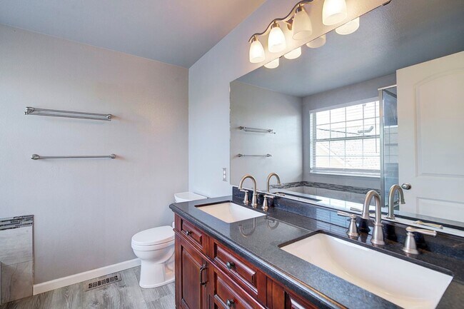 Building Photo - 3Bd/2.5Ba Kent House