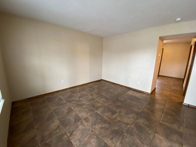 Building Photo - 2 bedroom 1.5 bath Townhome in a great location!