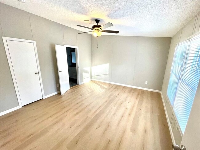 Building Photo - 128 Hall Dr S