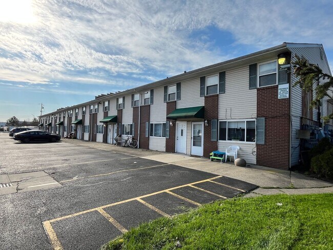 Building Photo - Elyria - updated 2 bedroom/1 bath townhouse.