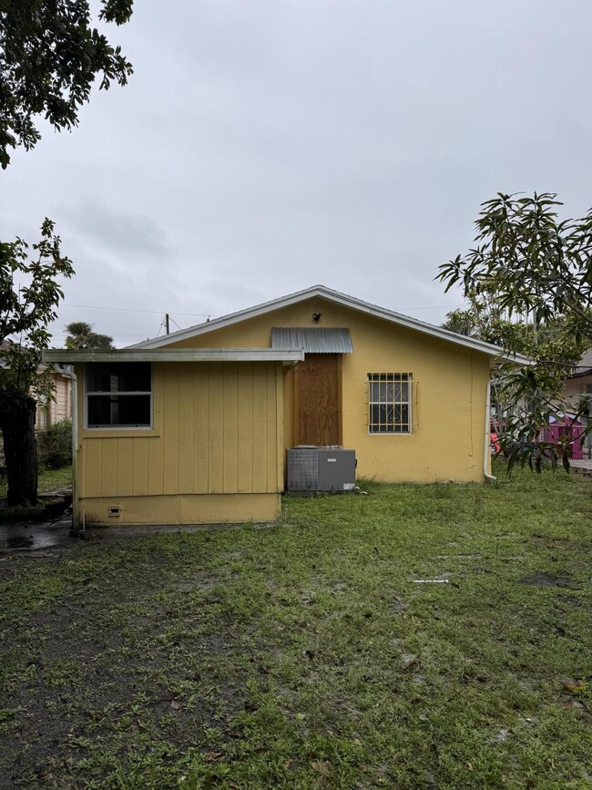 Building Photo - 909 SE Nassau Ave