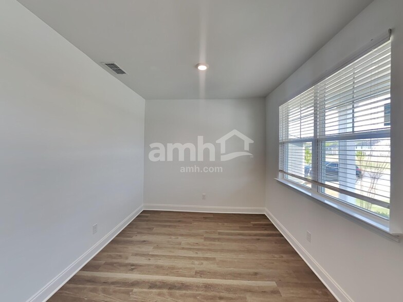 Building Photo - 2108 Williamshire Ln