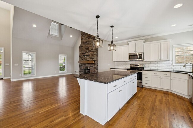 Building Photo - Welcome home to this beautifully maintaine...