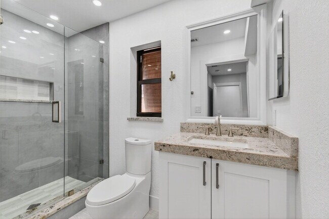 Building Photo - 3939 NE 5th Ave