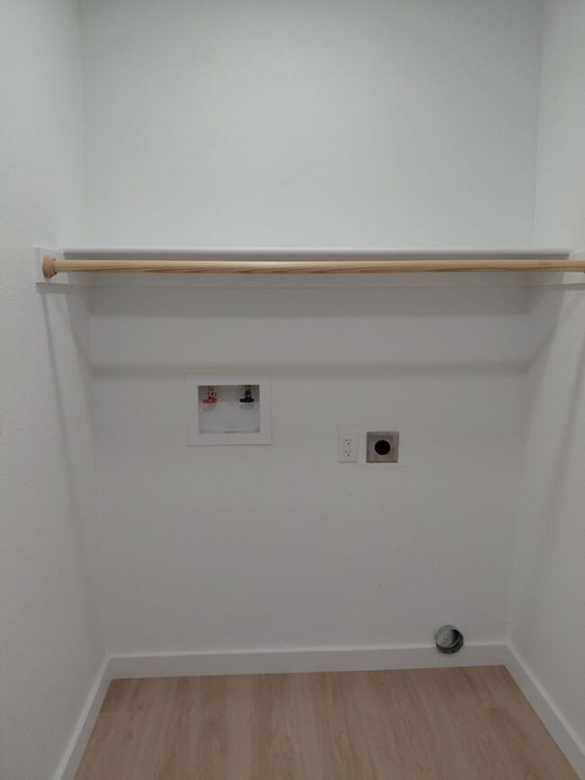 Building Photo - 3/2/2 Newly remodeled home with new appliance, flooring and much more!