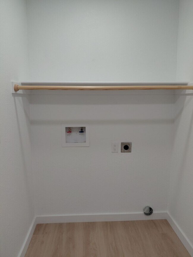 Building Photo - 3/2/2 Newly remodeled home with new appliances, flooring and much more!