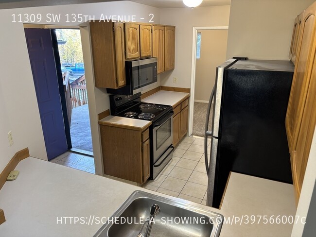 Building Photo - 3 BD 2BA 1100 sq ft w/ GARAGE, W/D hk up, ...