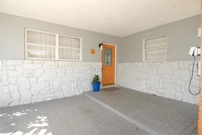 Building Photo - 21 NE 57th Ct