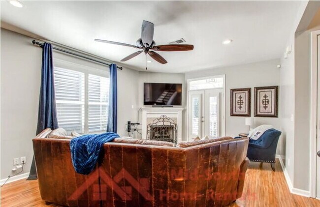 Building Photo - 1228 Island Pl E