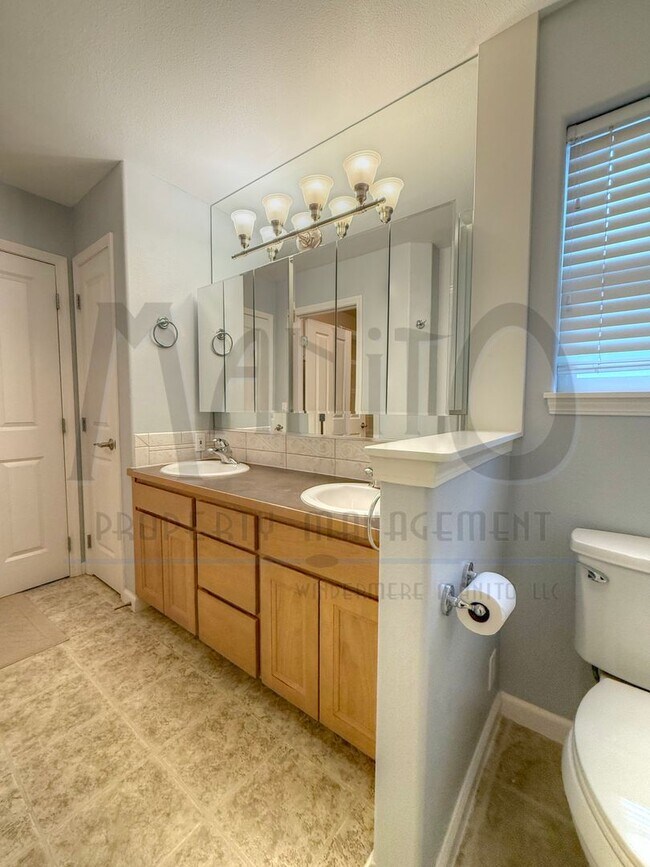 Building Photo - **MOVE IN SPECIAL** Spacious Eagle Ridge Home