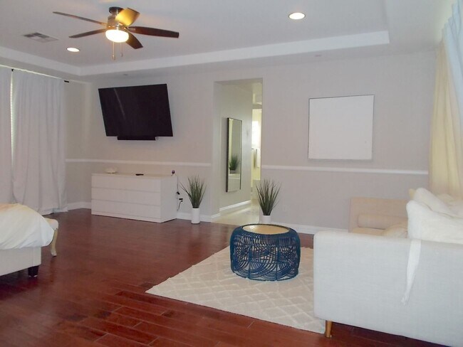 Building Photo - Spacious 4 Bed / 5 Bath Two-Story Home wit...
