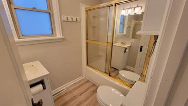 Building Photo - **Charming 1-Bedroom Plus Den Home with Modern Comforts**