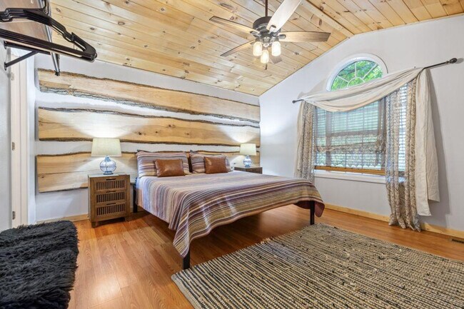 Building Photo - 3230 Cove Creek Way