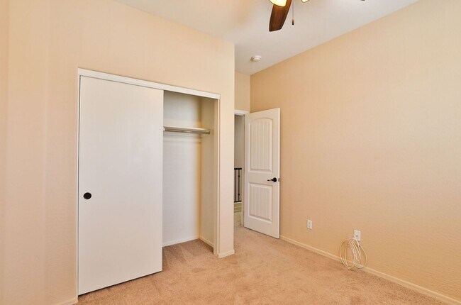 Building Photo - 3 bed/2.5 bath Condo in Gilbert’s Lofts in...