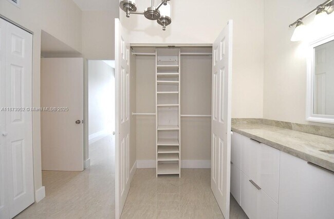 Building Photo - 3701 N Country Club Dr