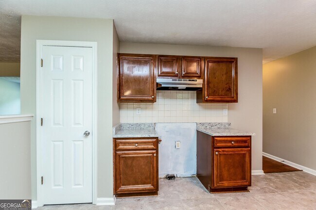Building Photo - 1305 Sandybrook Ct