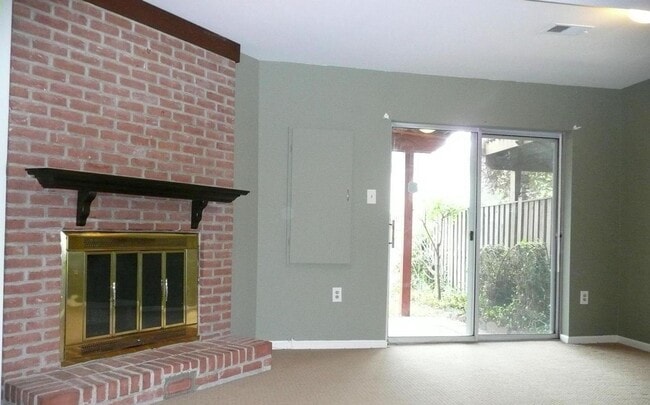 Building Photo - Very clean and well maintained 3BR 2 full ...