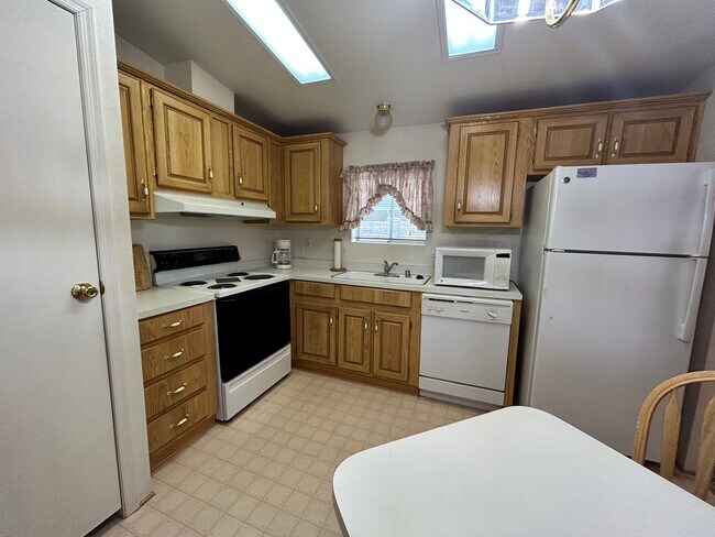 Building Photo - Charming 2-Bedroom 2-Bathroom Furnished Ma...