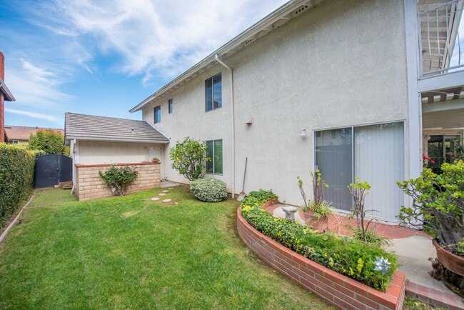 Building Photo - Rose Hills