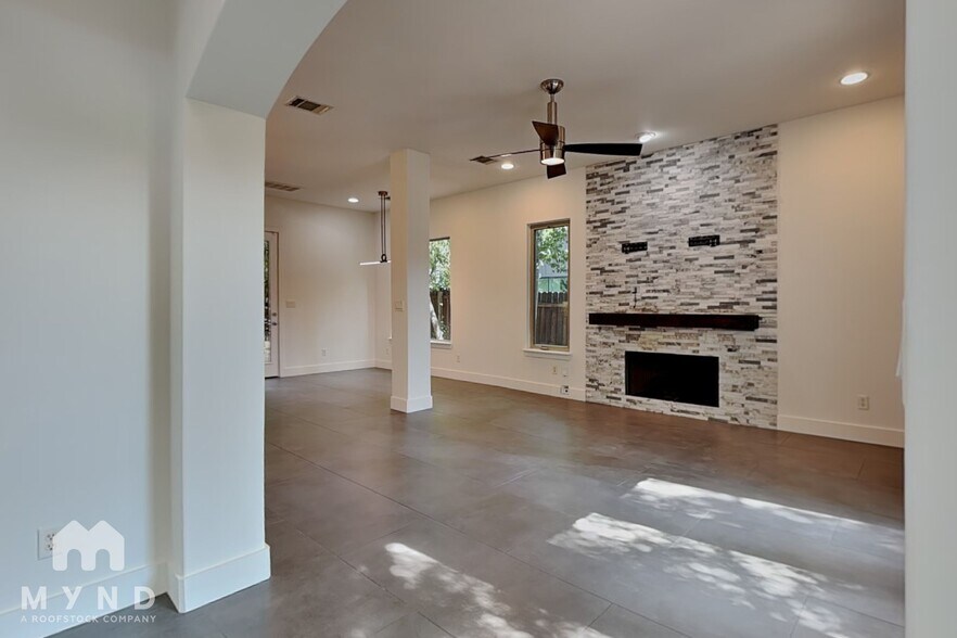 Building Photo - 2502 Kinney Rd