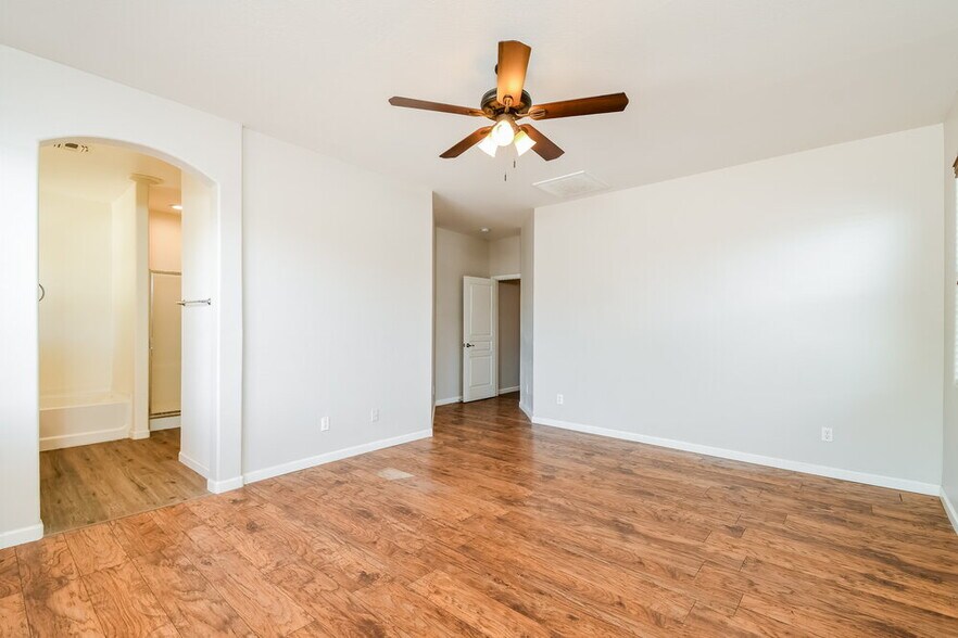 Building Photo - 1062 E Nickleback St