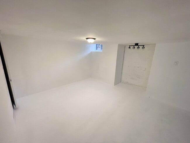 Building Photo - 72-45 60th Ln