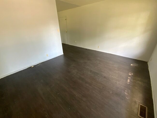 Building Photo - 917 Knollcrest Dr