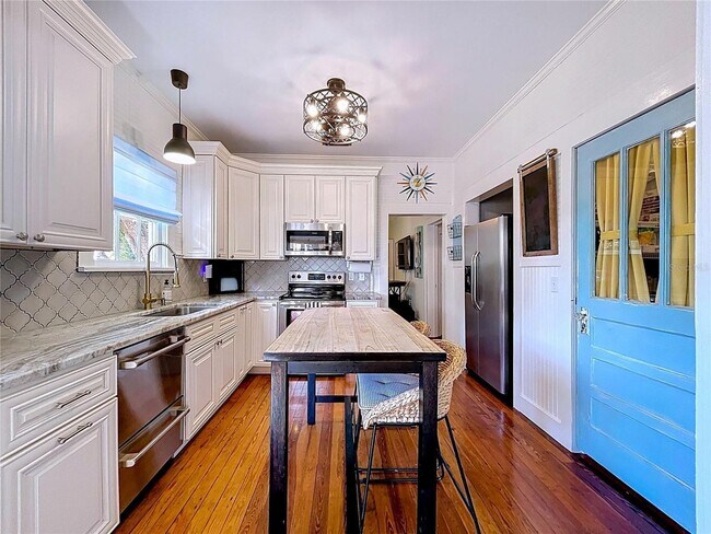 Building Photo - Timeless Bungalow located in the heart of Plant City Historic District