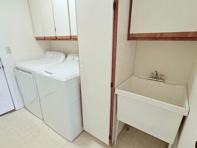 Building Photo - Spacious 2bd/2bath + Den home in gorgeous community (there's a lake!)