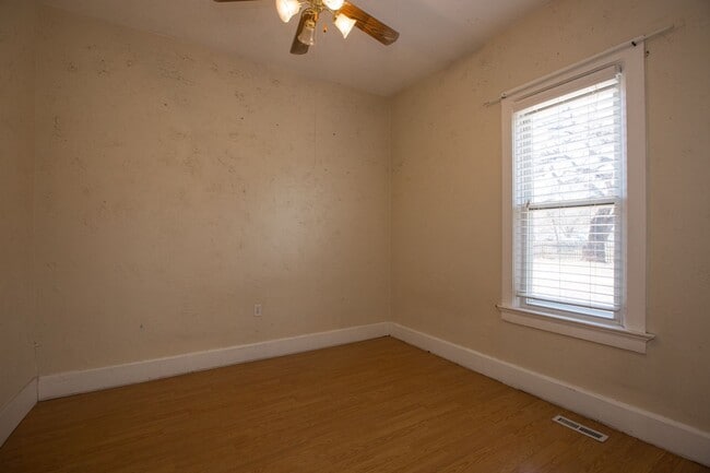Building Photo - Charming Old Town Bungalow!