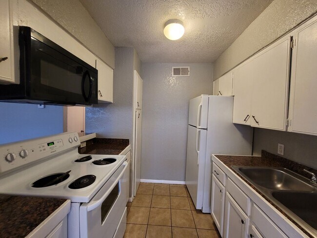 Building Photo - Fantastic price for this upstairs 1 bedroom apartment in Balcones Heights