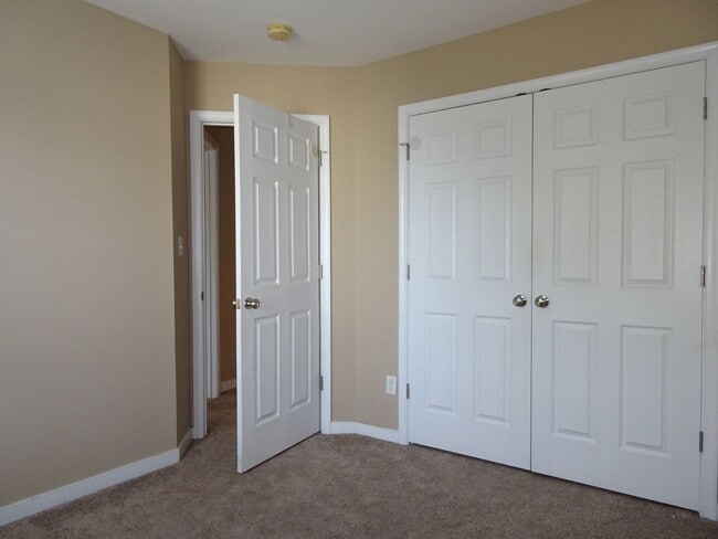 Building Photo - 4 Bedroom 3.5 Bath 3 Story Townhome for Re...