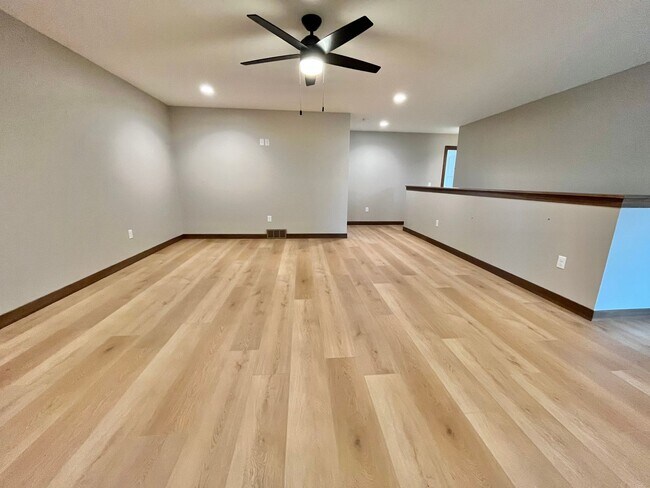 Building Photo - 5 Bed/2.5 Bath Twinhome For Rent!!