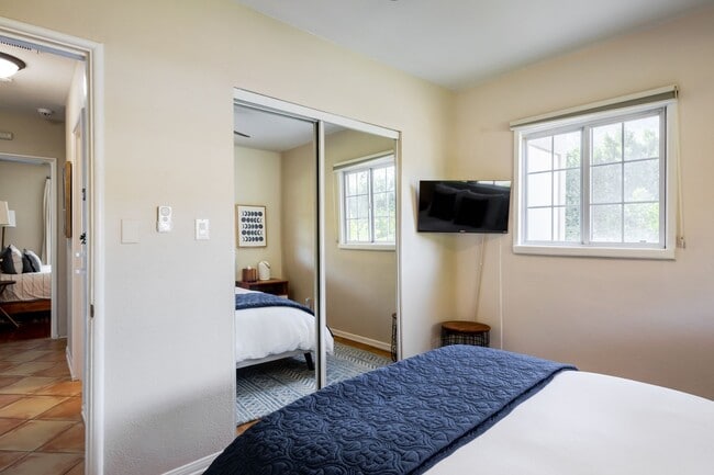 Building Photo - Movie Colony Oasis - Peaceful, Walk to Downtown (Monthly Only - No Long Term)