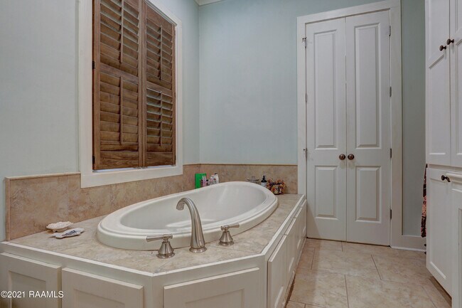 Building Photo - 108 Beaulac Ln