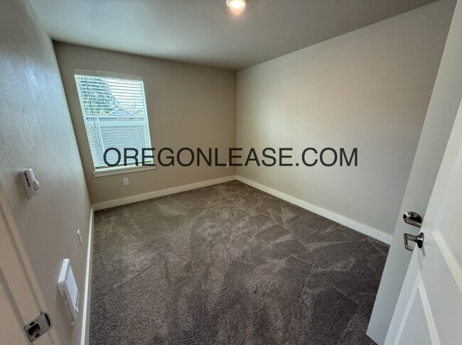 Building Photo - Newer 2-Bedroom Apartment located off Jasper rd in South Springfield